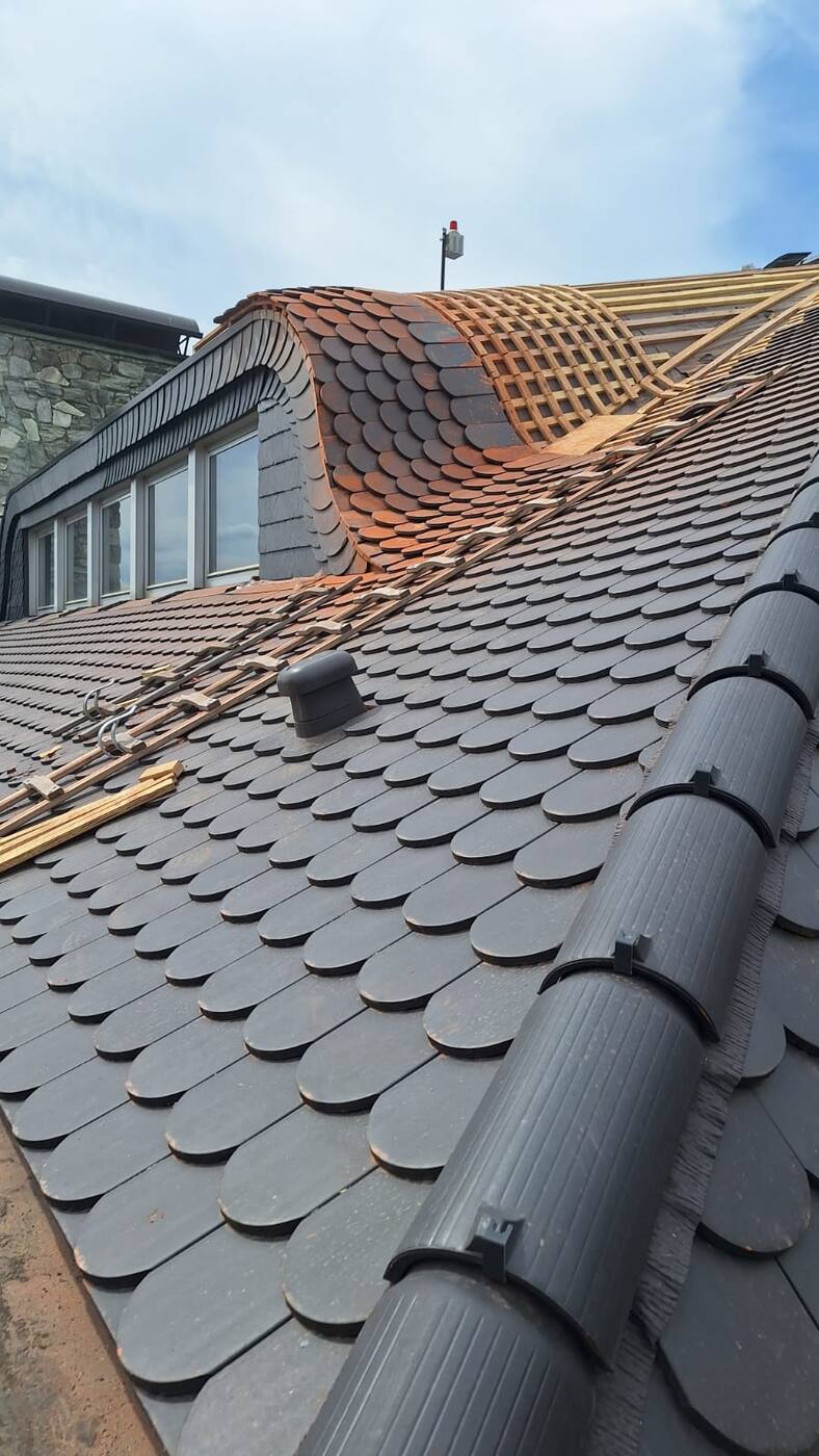 Neu eingedecktes Dach mit Biberschwanzziegeln
